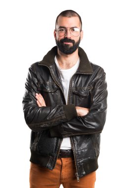 Erkek deri ceket kolları ile geçti