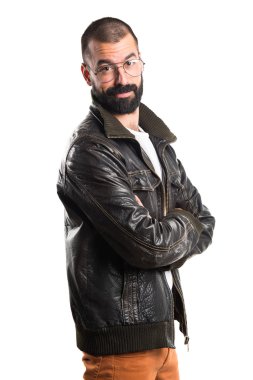 Erkek deri ceket kolları ile geçti