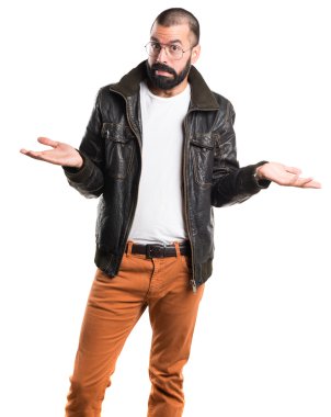 Erkek deri ceket önemsiz jest yapma ile