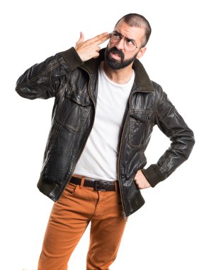 Erkek deri ceket intihar jest yapma ile