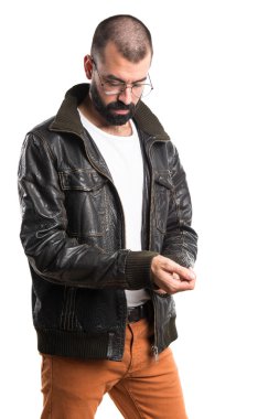 deri ceketi olan adam