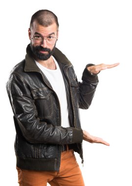 Bir şey tutan bir deri ceket giyen adam