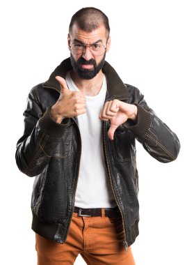 İyi-kötü işaret yapma pezevenk adam