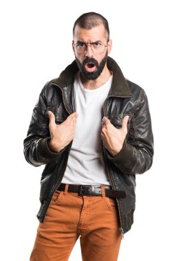 Sürpriz jest yapıyor bir deri ceket giyen adam