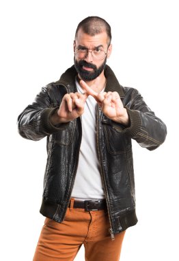 Hiçbir hareketi yapıyor bir deri ceket giyen adam