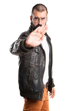 Pezevenk adam dur işareti yapmak