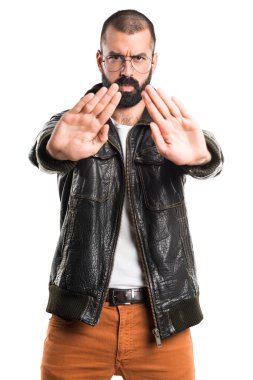 Pezevenk adam dur işareti yapmak