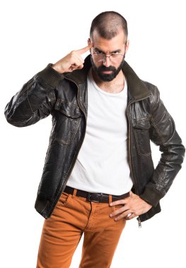 Bir deri ceket düşünme giyen adam