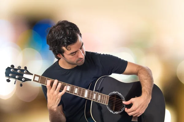 Bonito homem com guitarra sobre fundo branco — Fotografia de Stock