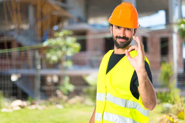 Trabajador haciendo Ok signo sobre fondo blanco — Foto de Stock