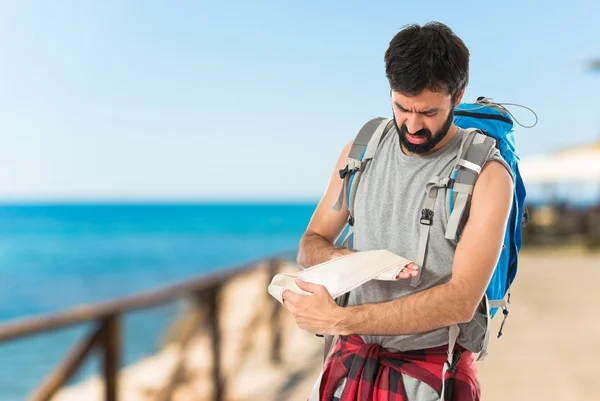 Backpacker healing en sårad över vit bakgrund — Stockfoto