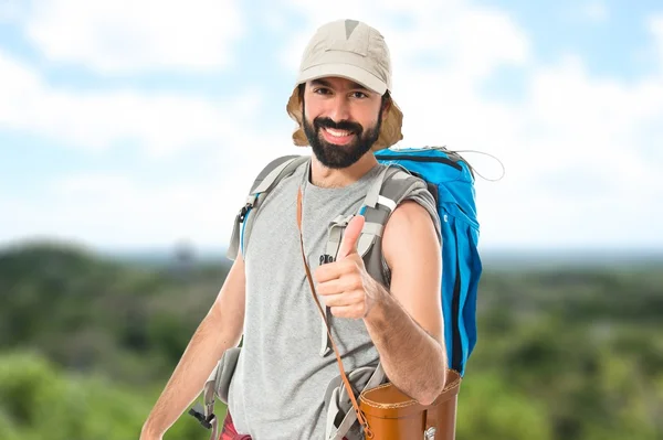 Homme avec pouce vers le haut sur fond blanc — Photo