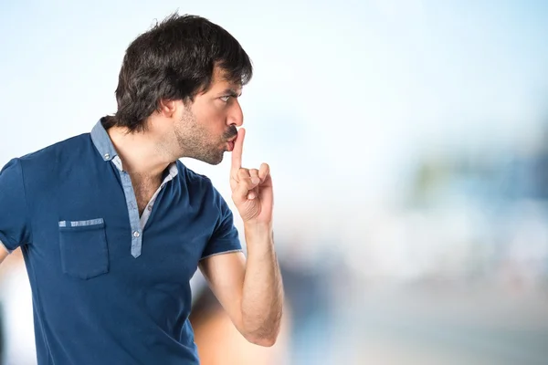 Man gör tystnad gest över isolerade vit bakgrund — Stockfoto