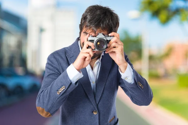 Man fotograferar över vit bakgrund — Stockfoto