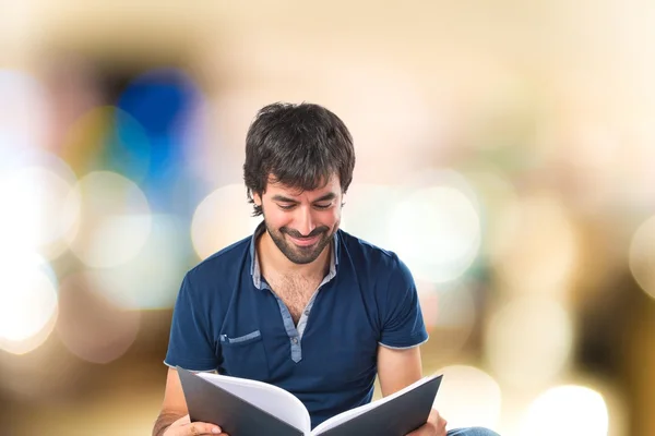 Muž s knihou nad bílým pozadím — Stock fotografie