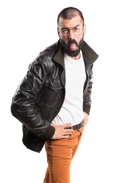 Mann mit Lederjacke zieht die Zunge heraus — Stockfoto