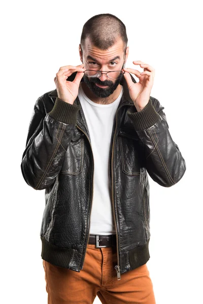 Hombre con chaqueta de cuero mostrando algo —  Fotos de Stock