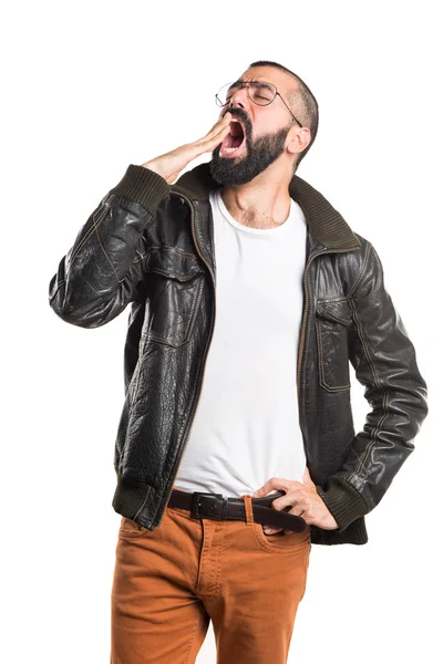 Mann mit Lederjacke gähnt — Stockfoto