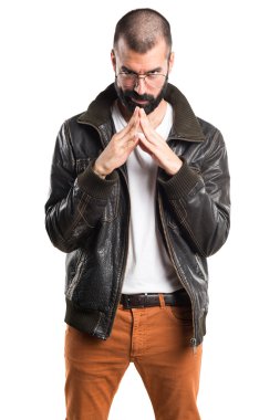 Bir deri ceket düşünme giyen adam