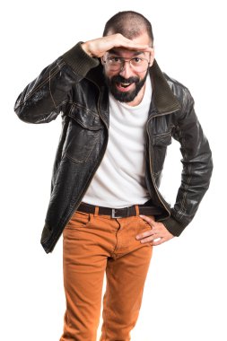 Pezevenk adam bir şeyler gösteriyor