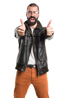 Yukarı başparmak ile bir deri ceket giyen adam