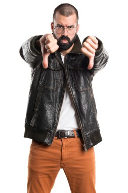 Kötü sinyal yapıyor pezevenk adam