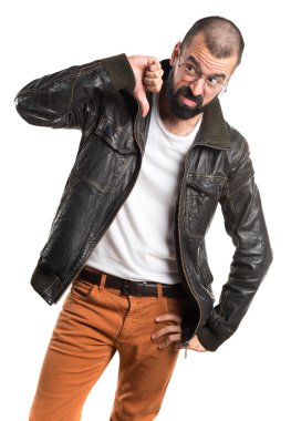 Kötü sinyal yapıyor pezevenk adam