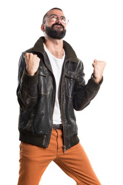 Bir deri ceket giyen şanslı adam 