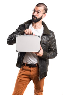 Bir evrak çantası elinde bir deri ceket giyen adam