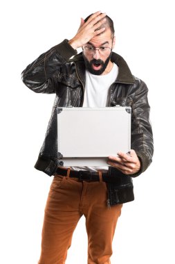 Bir evrak çantası elinde bir deri ceket giyen adam