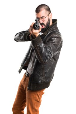 Bir tüfek tutarak pezevenk adam