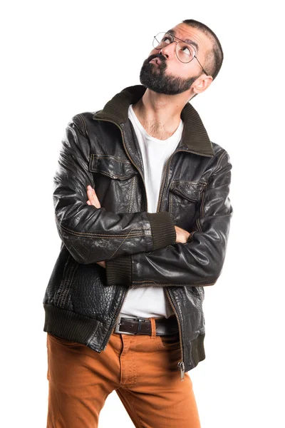 レザー ジャケットの思考を身に着けている男 — ストック写真