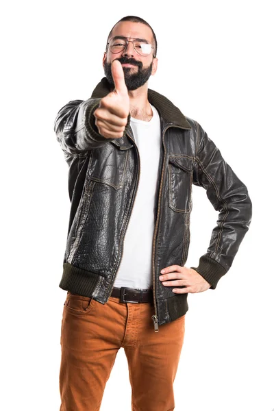 Hombre usando una chaqueta de cuero con el pulgar hacia arriba — Foto de Stock