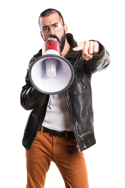 Man met een lederen jas schreeuwen door megafoon — Stockfoto