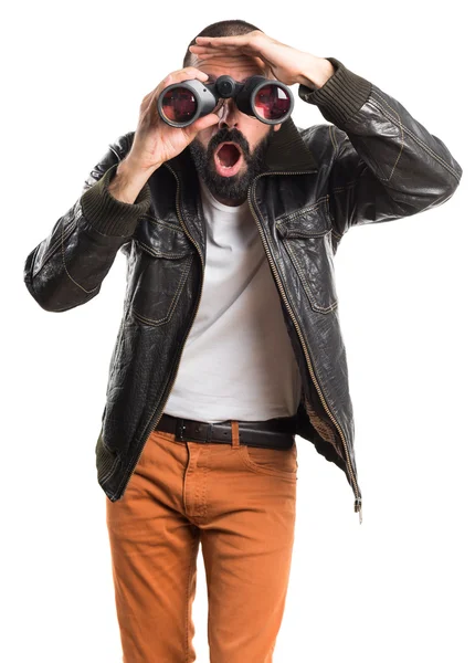 Man met een lederen jas met een verrekijker — Stockfoto