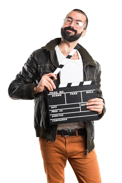 Hombre con una chaqueta de cuero sosteniendo un clapperboard —  Fotos de Stock