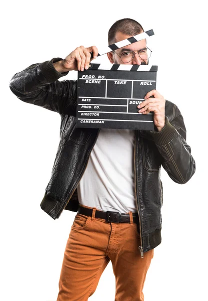 Hombre con una chaqueta de cuero sosteniendo un clapperboard —  Fotos de Stock