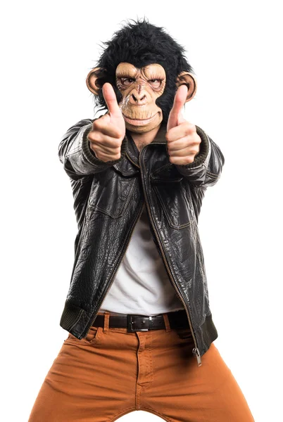 Πίθηκος άνδρας κάνει νίκη χειρονομία — Φωτογραφία Αρχείου