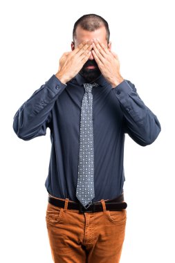 Adam gözlerini kapatıyor.