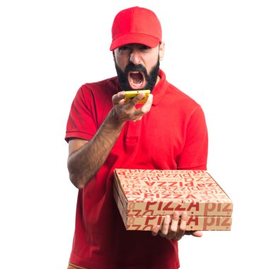 Pizza teslimi adam cep telefonu tutan