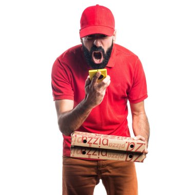Pizza teslimi adam cep telefonu tutan