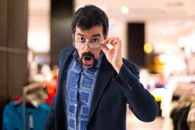 Vintage genç adam bir şeyler gösteriyor 