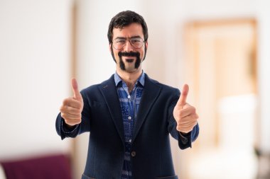 Başparmak ile Vintage genç adam 