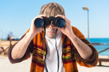 Dürbün ile sarışın adam 