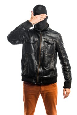 Gözlerini kapsayan soyguncu