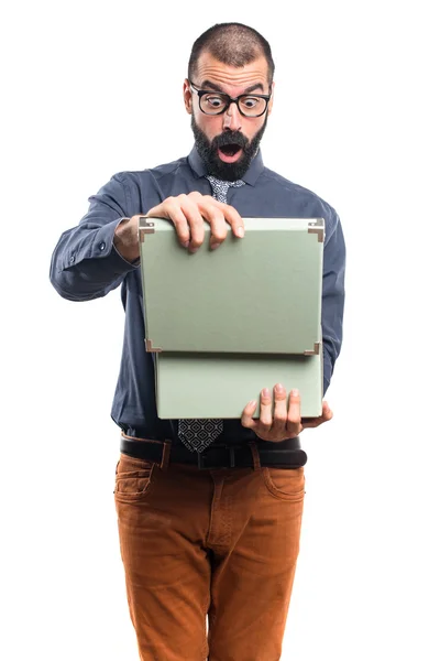 Homem segurando uma caixa — Fotografia de Stock