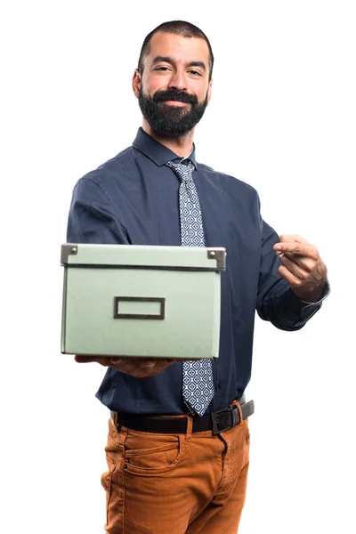 Homem segurando uma caixa — Fotografia de Stock