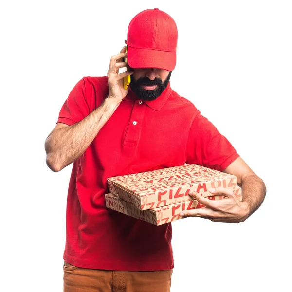 Entrega de pizza homem falando com celular — Fotografia de Stock