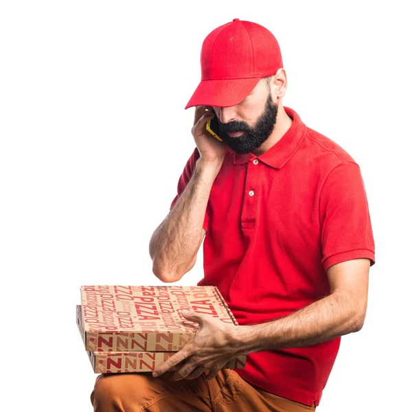 Rozvoz pizzy muž mluví na mobil — Stock fotografie
