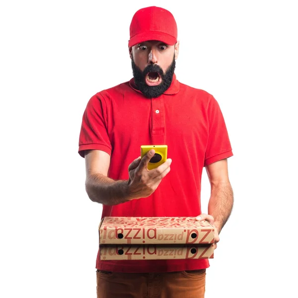 Rozvoz pizzy muž držící mobilní — Stock fotografie